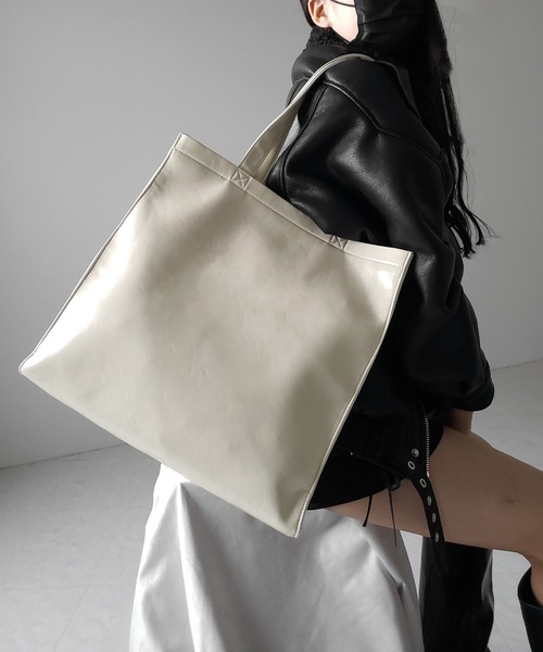 me+em select（ミームセレクト）の「※※【 ２color ／ 大容量 】フェイクレザービッグスクエアトートバッグ ／ fake leather big square tote bag（トートバッグ・レディース・アイボリー/ブラック・FREE）」の15枚目の写真