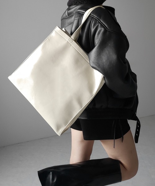 me+em select（ミームセレクト）の「※※【 ２color ／ 大容量 】フェイクレザービッグスクエアトートバッグ ／ fake leather big square tote bag（トートバッグ・レディース・アイボリー/ブラック・FREE）」の16枚目の写真