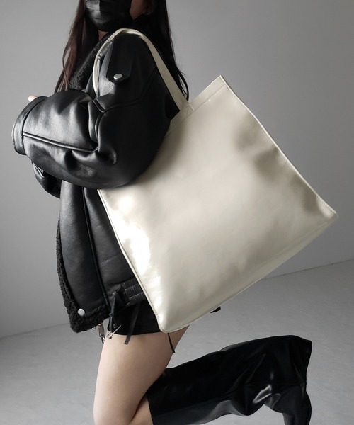 me+em select（ミームセレクト）の「※※【 ２color ／ 大容量 】フェイクレザービッグスクエアトートバッグ ／ fake leather big square tote bag（トートバッグ・レディース・アイボリー/ブラック・FREE）」の17枚目の写真