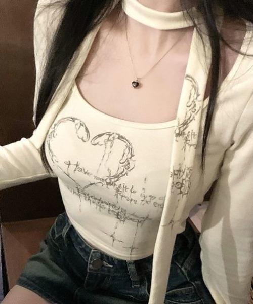 lilful(リルフル)の「スカーフ付 コンパクトフロントプリントロンT(Tシャツ/カットソー・レディース・アイボリー/グレー・L/M/S)」の1枚目の写真