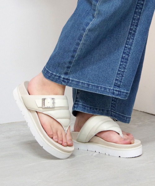 Minnetonka（ミネトンカ）の「MINNETONKA ミネトンカ / プラットフォームパファートングサンダル ビーチサンダル 25M03（サンダル・レディース・ホワイト/ブラック/ブルー/シルバー・5/6/7/8/9）」の2枚目の写真