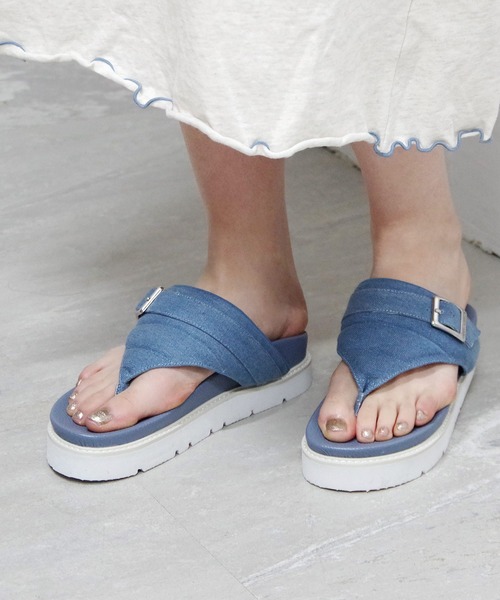 Minnetonka（ミネトンカ）の「MINNETONKA ミネトンカ / プラットフォームパファートングサンダル ビーチサンダル 25M03（サンダル・レディース・ホワイト/ブラック/ブルー/シルバー・5/6/7/8/9）」の4枚目の写真
