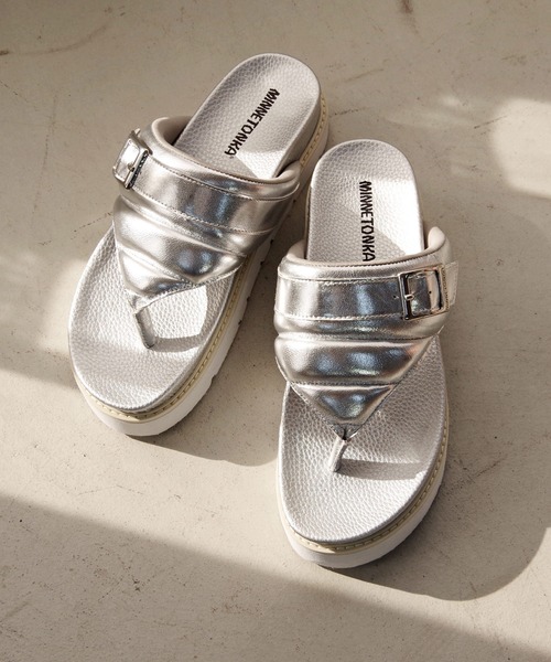 Minnetonka（ミネトンカ）の「MINNETONKA ミネトンカ / プラットフォームパファートングサンダル ビーチサンダル 25M03（サンダル・レディース・ホワイト/ブラック/ブルー/シルバー・5/6/7/8/9）」の5枚目の写真