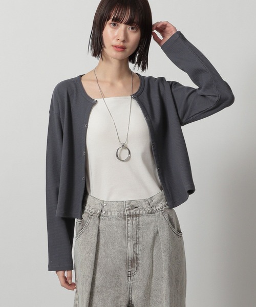 LAKOLE(ラコレ)の「ワッフルフックカーディガン長袖 / 327682(カーディガン/ボレロ・レディース・その他1/チャコール/ブルー/イエロー・FREE)」の2枚目の写真