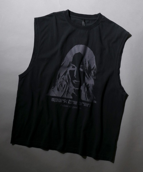 SITRY（シトリー）の「Pigment Graphic No Sleeve Shirt/ピグメント加工 ヴィンテージライク ロックプリント ノースリーブシャツ（タンクトップ・メンズ・ブラック×ホワイト/ブラック系その他4/ブラック系その他6/ブラック系1/ブラック系3/ブラック系その他7/ブラック×グレー/ブラック系その他3/ブラック系その他5/ブラック系2/ブラック系その他2/ブラック系5/ブラック系6/ブラック系7/ブラック系8/ブラック系9/ブラック系4/ブラック系/ブラック/ブラック系その他・XL/M/L）」の15枚目の写真