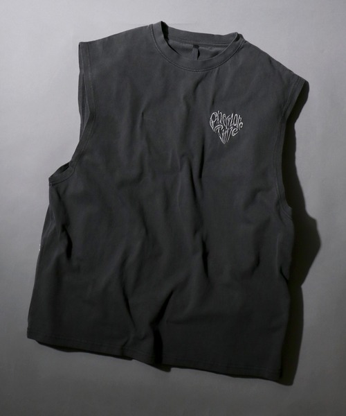 SITRY（シトリー）の「Pigment Graphic No Sleeve Shirt/ピグメント加工 ヴィンテージライク ロックプリント ノースリーブシャツ（タンクトップ・メンズ・ブラック×ホワイト/ブラック系その他4/ブラック系その他6/ブラック系1/ブラック系3/ブラック系その他7/ブラック×グレー/ブラック系その他3/ブラック系その他5/ブラック系2/ブラック系その他2/ブラック系5/ブラック系6/ブラック系7/ブラック系8/ブラック系9/ブラック系4/ブラック系/ブラック/ブラック系その他・XL/M/L）」の4枚目の写真