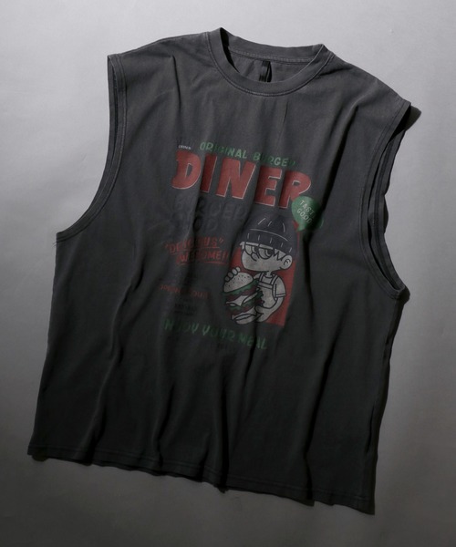 SITRY（シトリー）の「Pigment Graphic No Sleeve Shirt/ピグメント加工 ヴィンテージライク ロックプリント ノースリーブシャツ（タンクトップ・メンズ・ブラック×ホワイト/ブラック系その他4/ブラック系その他6/ブラック系1/ブラック系3/ブラック系その他7/ブラック×グレー/ブラック系その他3/ブラック系その他5/ブラック系2/ブラック系その他2/ブラック系5/ブラック系6/ブラック系7/ブラック系8/ブラック系9/ブラック系4/ブラック系/ブラック/ブラック系その他・XL/M/L）」の8枚目の写真