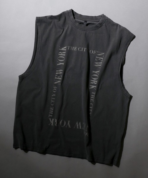 SITRY（シトリー）の「Pigment Graphic No Sleeve Shirt/ピグメント加工 ヴィンテージライク ロックプリント ノースリーブシャツ（タンクトップ・メンズ・ブラック×ホワイト/ブラック系その他4/ブラック系その他6/ブラック系1/ブラック系3/ブラック系その他7/ブラック×グレー/ブラック系その他3/ブラック系その他5/ブラック系2/ブラック系その他2/ブラック系5/ブラック系6/ブラック系7/ブラック系8/ブラック系9/ブラック系4/ブラック系/ブラック/ブラック系その他・XL/M/L）」の3枚目の写真