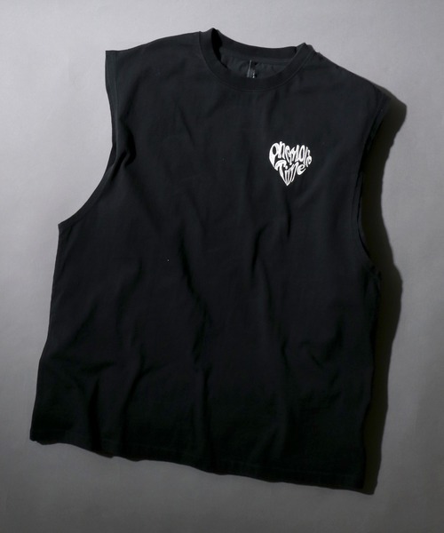 SITRY（シトリー）の「Pigment Graphic No Sleeve Shirt/ピグメント加工 ヴィンテージライク ロックプリント ノースリーブシャツ（タンクトップ・メンズ・ブラック×ホワイト/ブラック系その他4/ブラック系その他6/ブラック系1/ブラック系3/ブラック系その他7/ブラック×グレー/ブラック系その他3/ブラック系その他5/ブラック系2/ブラック系その他2/ブラック系5/ブラック系6/ブラック系7/ブラック系8/ブラック系9/ブラック系4/ブラック系/ブラック/ブラック系その他・XL/M/L）」の2枚目の写真