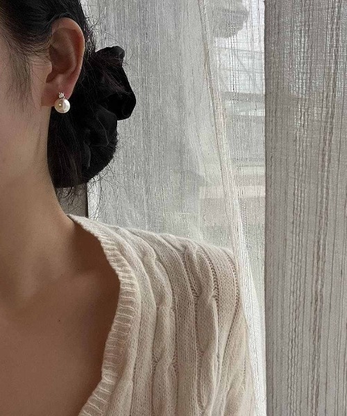Forcement(フォースメント)の「「ひと粒の優美。日常を上品に仕上げるパールピアス」キュービックジルコニア&ボール パールピアス(ピアス(両耳用)・レディース・シルバー/シルバー系・ONESIZE)」の4枚目の写真