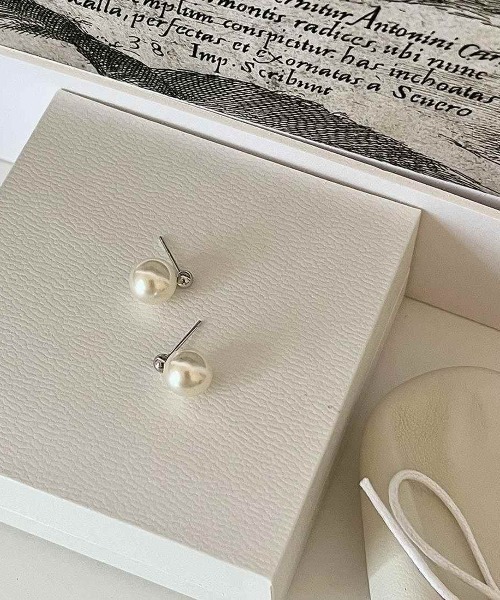 Forcement(フォースメント)の「「ひと粒の優美。日常を上品に仕上げるパールピアス」キュービックジルコニア&ボール パールピアス(ピアス(両耳用)・レディース・シルバー/シルバー系・ONESIZE)」の12枚目の写真