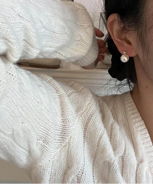 Forcement(フォースメント)の「「ひと粒の優美。日常を上品に仕上げるパールピアス」キュービックジルコニア&ボール パールピアス(ピアス(両耳用)・レディース・シルバー/シルバー系・ONESIZE)」の7枚目の写真