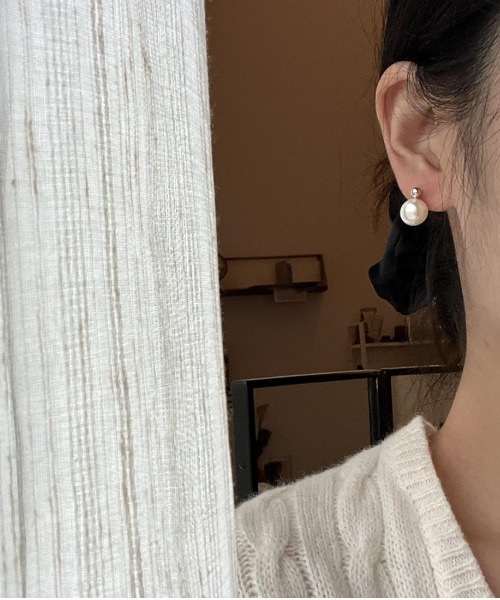 Forcement(フォースメント)の「「ひと粒の優美。日常を上品に仕上げるパールピアス」キュービックジルコニア&ボール パールピアス(ピアス(両耳用)・レディース・シルバー/シルバー系・ONESIZE)」の6枚目の写真