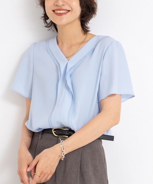 NOLLEY’S Sophi(ノーリーズソフィ)の「ジョーゼットVネックフリルブラウス(シャツ/ブラウス・レディース・オフホワイト/サックスブルー・38/36)」の2枚目の写真