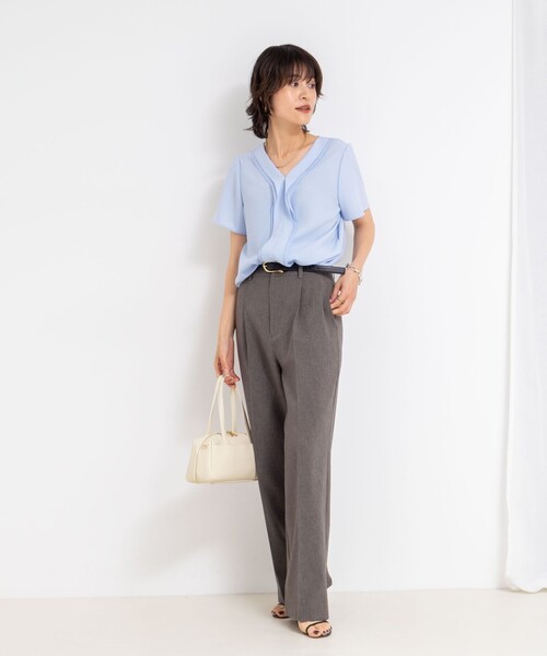 NOLLEY’S Sophi(ノーリーズソフィ)の「ジョーゼットVネックフリルブラウス(シャツ/ブラウス・レディース・オフホワイト/サックスブルー・38/36)」の3枚目の写真
