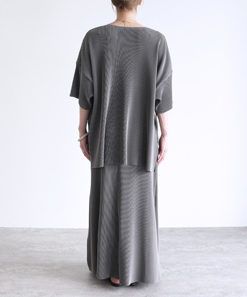 reca（レカ）の「オーバーサイズプリーツプルオーバー（Tシャツ/カットソー・レディース・グレイッシュベージュ/ブラック・FREE）」の6枚目の写真