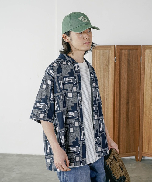 BAYFLOW（ベイフロー）の「[夏でも羽織りやすい]レトロパターン半袖柄シャツ（シャツ/ブラウス・メンズ・ネイビー/ブラック/ブラウン・MEDIUM/LARGE）」の3枚目の写真
