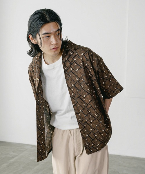 BAYFLOW（ベイフロー）の「[夏でも羽織りやすい]レトロパターン半袖柄シャツ（シャツ/ブラウス・メンズ・ネイビー/ブラック/ブラウン・MEDIUM/LARGE）」の2枚目の写真
