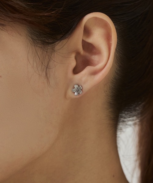 ciite' surgical stainless(シーテサージカルステンレス)の「【 金属アレルギー対応 】フラワーモチーフピアス サージカルステンレス(両耳用)(ピアス(両耳用)・レディース・ゴールド/シルバー・FREE)」の2枚目の写真