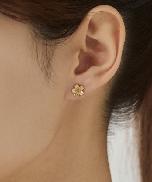 セール】【 金属アレルギー対応 】フラワーモチーフピアス サージカル