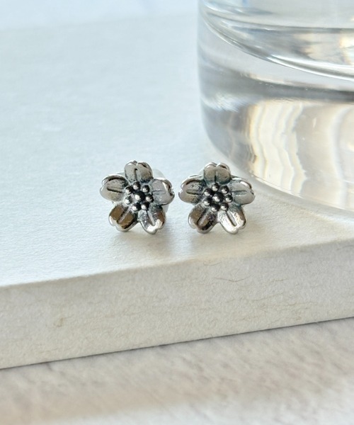 ciite' surgical stainless(シーテサージカルステンレス)の「【 金属アレルギー対応 】フラワーモチーフピアス サージカルステンレス(両耳用)(ピアス(両耳用)・レディース・ゴールド/シルバー・FREE)」の5枚目の写真