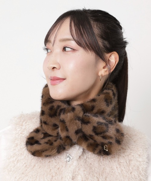 FURLA(フルラ)の「フェイクファーマフラー ティペット ”アーチロゴ”(マフラー・レディース・ベージュ/ダークグレー/ダークブラウン/ライトグレー/チェリーピンク/オフホワイト/ブラック・FREE)」の12枚目の写真