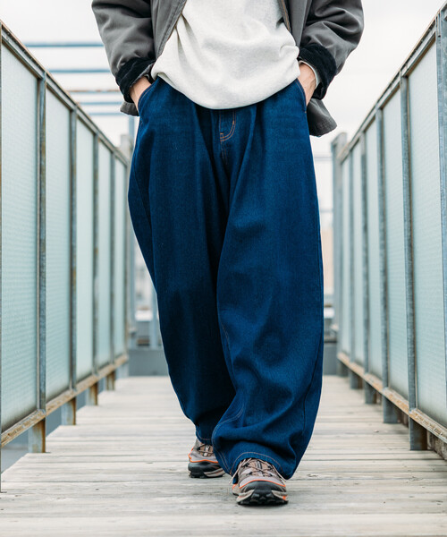 FREAK'S STORE（フリークスストア）の「限定展開 ワイドシルエット バレルレッグ デニムパンツ / ウォッシュ加工 / オーバーダイ加工（デニムパンツ・メンズ・チャコールグレー/ライトブルー/インディゴブルー・SMALL/MEDIUM/LARGE）」の19枚目の写真