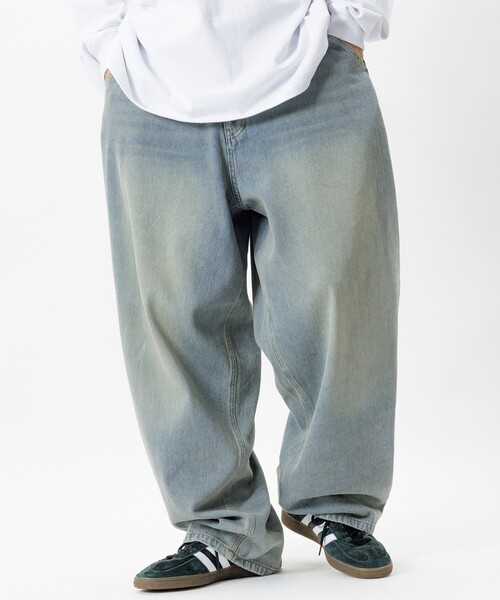 FREAK'S STORE（フリークスストア）の「限定展開 ワイドシルエット バレルレッグ デニムパンツ / ウォッシュ加工 / オーバーダイ加工（デニムパンツ・メンズ・チャコールグレー/ライトブルー/インディゴブルー・SMALL/MEDIUM/LARGE）」の4枚目の写真