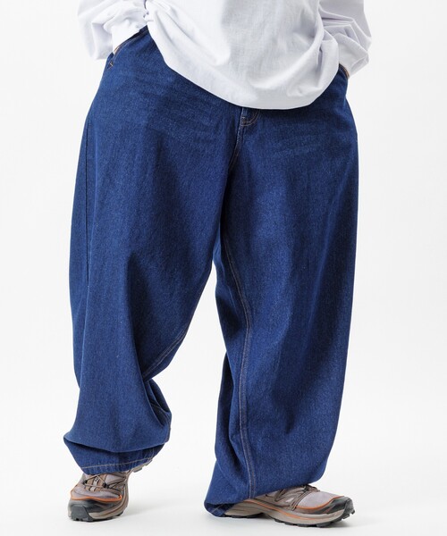 FREAK'S STORE（フリークスストア）の「限定展開 ワイドシルエット バレルレッグ デニムパンツ / ウォッシュ加工 / オーバーダイ加工（デニムパンツ・メンズ・チャコールグレー/ライトブルー/インディゴブルー・SMALL/MEDIUM/LARGE）」の5枚目の写真