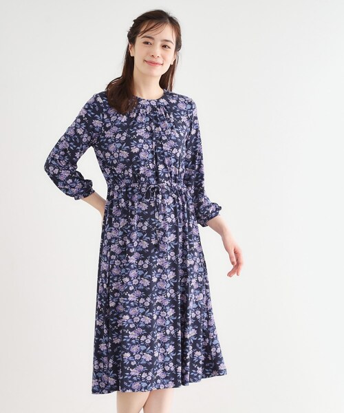 LAURA ASHLEY(ローラアシュレイ)の「【洗える/ジャージ素材/同柄アイテムあり】ロミリー柄 ワンピース(ワンピース・レディース・ベージュ系/ネイビー系・38/40)」の1枚目の写真