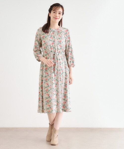 LAURA ASHLEY(ローラアシュレイ)の「【洗える/ジャージ素材/同柄アイテムあり】ロミリー柄 ワンピース(ワンピース・レディース・ベージュ系/ネイビー系・38/40)」の4枚目の写真