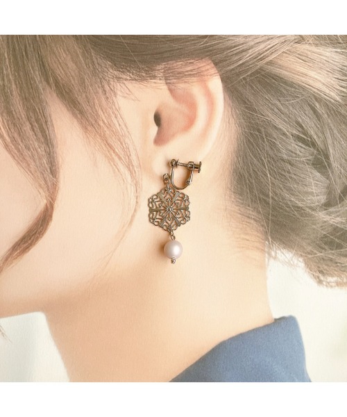 tone(トーン)の「【fuwari】透かしプレート イヤリング (シルバーカラー)(MA)(イヤリング・レディース・ホワイト/パープル系その他/ネイビー・FREE)」の4枚目の写真