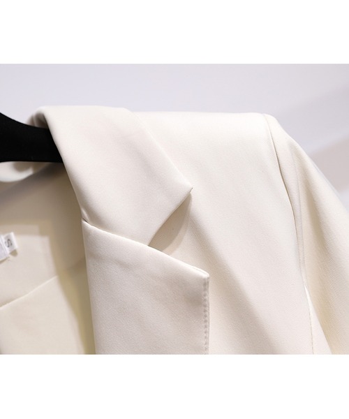 AMAJI(アマジ)の「アシメテーラードジャケットプリーツワンピース(ワンピース・レディース・アイボリー/ブラック・MEDIUM/LARGE)」の5枚目の写真