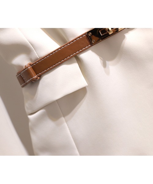 AMAJI(アマジ)の「アシメテーラードジャケットプリーツワンピース(ワンピース・レディース・アイボリー/ブラック・MEDIUM/LARGE)」の7枚目の写真
