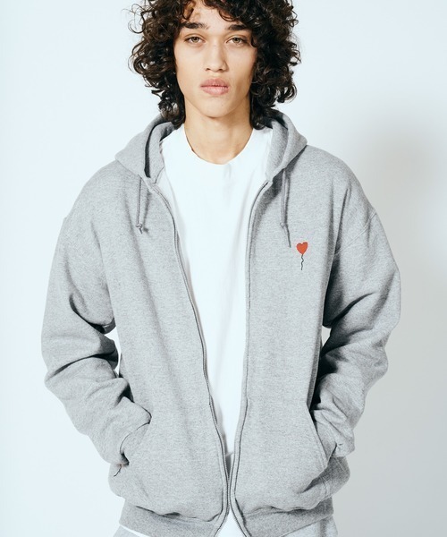 JERZEES（ジャージーズ）の「JERZEES / ジャージーズ 'HEART BALLON' ZIP UP HOODIE 刺繍 ワンポイント ジップアップパーカー（パーカー・メンズ・ブラック/グレー・MEDIUM/LARGE/X-LARGE）」の5枚目の写真