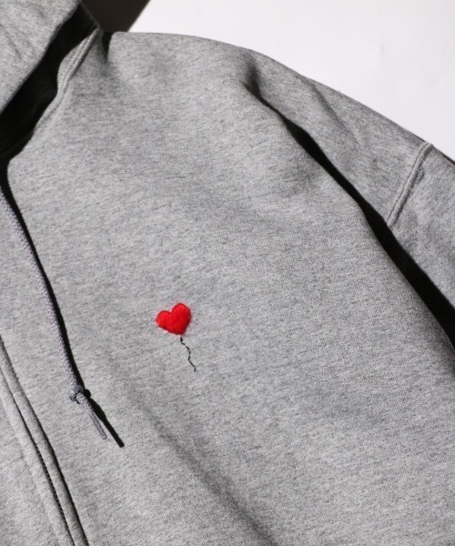 JERZEES（ジャージーズ）の「JERZEES / ジャージーズ 'HEART BALLON' ZIP UP HOODIE 刺繍 ワンポイント ジップアップパーカー（パーカー・メンズ・ブラック/グレー・MEDIUM/LARGE/X-LARGE）」の9枚目の写真