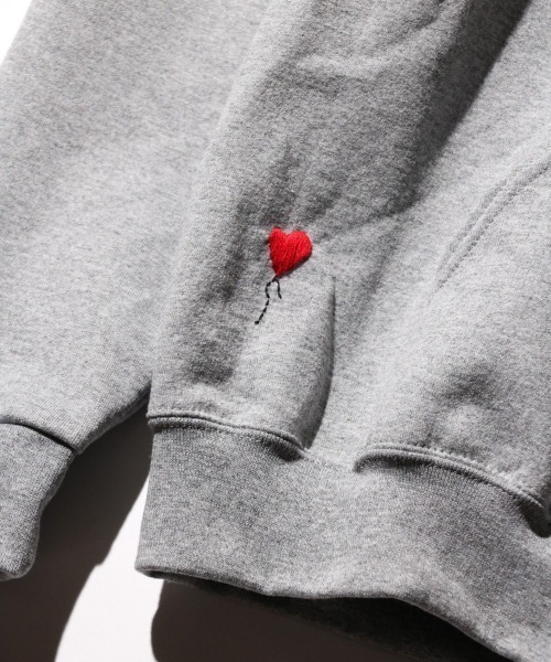 JERZEES（ジャージーズ）の「JERZEES / ジャージーズ 'HEART BALLON' ZIP UP HOODIE 刺繍 ワンポイント ジップアップパーカー（パーカー・メンズ・ブラック/グレー・MEDIUM/LARGE/X-LARGE）」の11枚目の写真