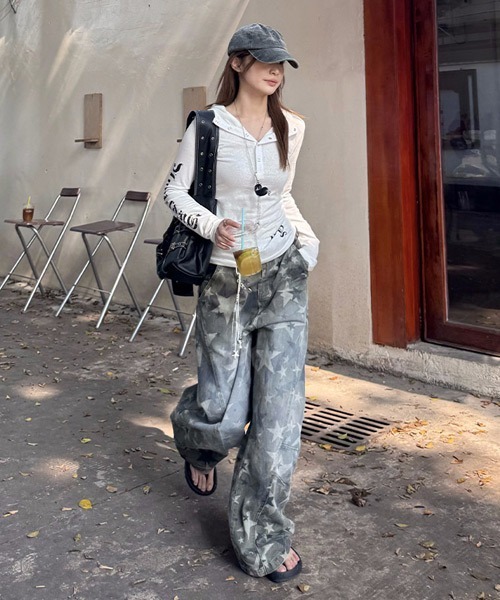 Ressaca(レサーカ)の「ワイドシルエットユーズド加工星柄デニムパンツ(デニムパンツ・レディース・グレー・L/M)」の6枚目の写真