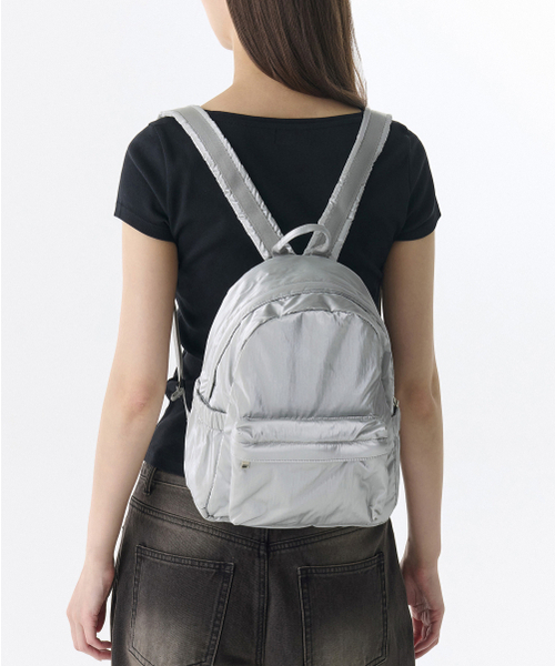MUSINSA STANDARD WOMAN（ムシンサスタンダードウーマン）の「ウィメンズシャイニーミニバックパック[シルバー]（バックパック/リュック・レディース・その他・FREE）」の2枚目の写真