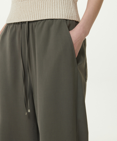 MUSINSA STANDARD WOMAN（ムシンサスタンダードウーマン）の「ウィメンズリネンライクワイドバンディングパンツ[グレーシュカーキ]（その他パンツ・レディース・その他・30/24/26/28）」の4枚目の写真