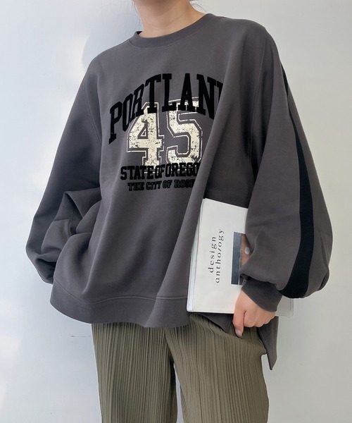 AS KNOW AS plus(アズノゥアズプラス)の「♪袖ライン ナンバー カレッジロゴスウェットプルオーバー(スウェット・レディース・チャコールグレー/ブラウン/オートミール・FREE)」の8枚目の写真
