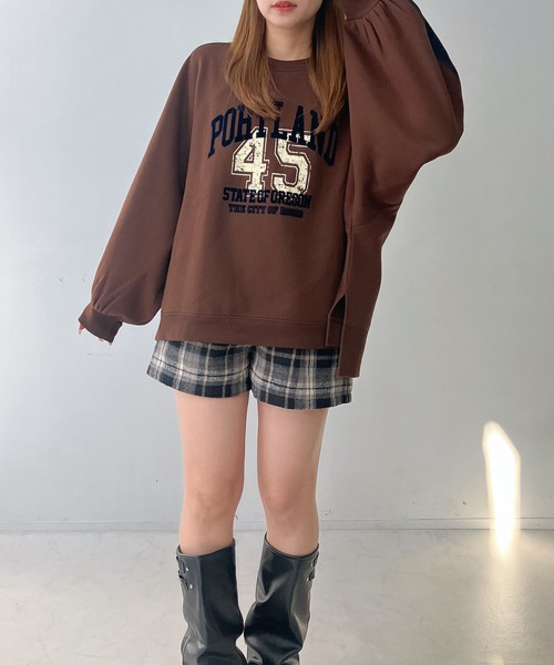 AS KNOW AS plus(アズノゥアズプラス)の「♪袖ライン ナンバー カレッジロゴスウェットプルオーバー(スウェット・レディース・チャコールグレー/ブラウン/オートミール・FREE)」の11枚目の写真