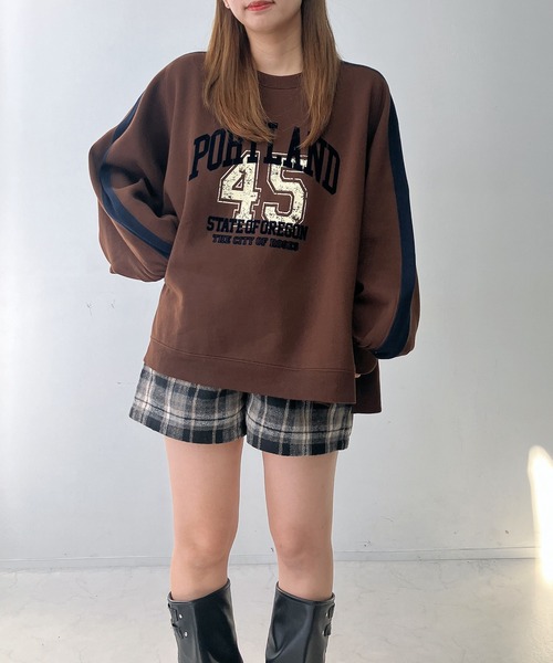 AS KNOW AS plus(アズノゥアズプラス)の「♪袖ライン ナンバー カレッジロゴスウェットプルオーバー(スウェット・レディース・チャコールグレー/ブラウン/オートミール・FREE)」の12枚目の写真