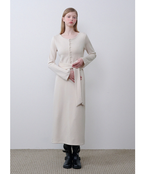MICANE(ミケーネ)の「キャッシュストラップロングドレス(ワンピース・レディース・ライトベージュ/ブラック・LARGE/X-LARGE/XX-LARGE/SMALL/MEDIUM)」の5枚目の写真