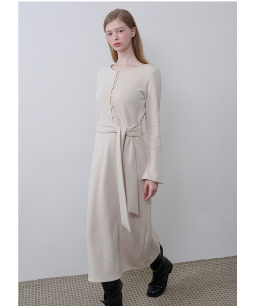 MICANE(ミケーネ)の「キャッシュストラップロングドレス(ワンピース・レディース・ライトベージュ/ブラック・LARGE/X-LARGE/XX-LARGE/SMALL/MEDIUM)」の7枚目の写真