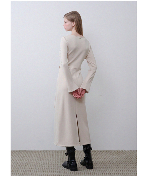 MICANE(ミケーネ)の「キャッシュストラップロングドレス(ワンピース・レディース・ライトベージュ/ブラック・LARGE/X-LARGE/XX-LARGE/SMALL/MEDIUM)」の8枚目の写真