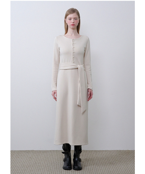 MICANE(ミケーネ)の「キャッシュストラップロングドレス(ワンピース・レディース・ライトベージュ/ブラック・LARGE/X-LARGE/XX-LARGE/SMALL/MEDIUM)」の10枚目の写真