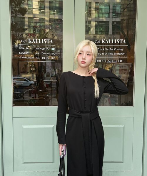 MICANE(ミケーネ)の「キャッシュストラップロングドレス(ワンピース・レディース・ライトベージュ/ブラック・LARGE/X-LARGE/XX-LARGE/SMALL/MEDIUM)」の18枚目の写真