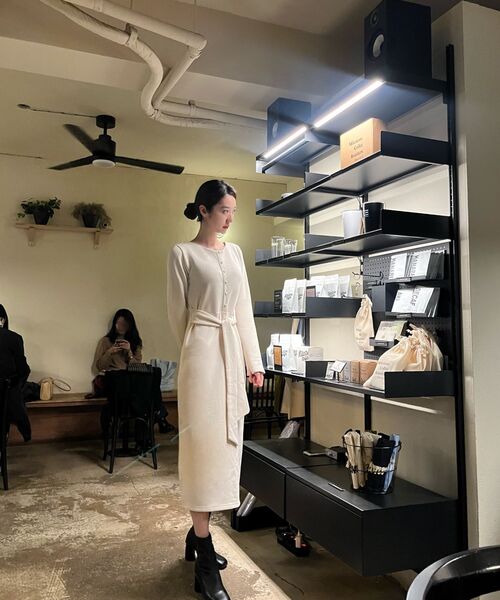 MICANE(ミケーネ)の「キャッシュストラップロングドレス(ワンピース・レディース・ライトベージュ/ブラック・LARGE/X-LARGE/XX-LARGE/SMALL/MEDIUM)」の22枚目の写真