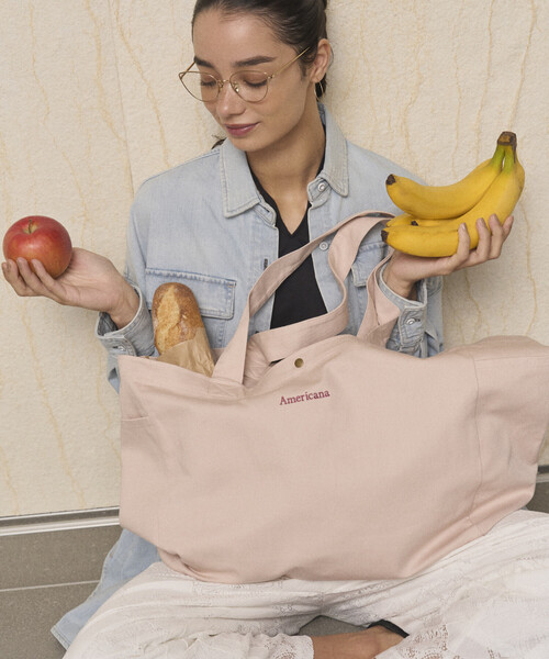 AMERICANA(アメリカーナ)の「Americana × Firsthand/アメリカーナ 別注 エンブロイダリー トート L / サイドポケット付き トートバッグ / A4収納可能(トートバッグ・レディース・ダークブラウン/ピンク/レモンイエロー/ブルーグリーン・FREE)」の4枚目の写真